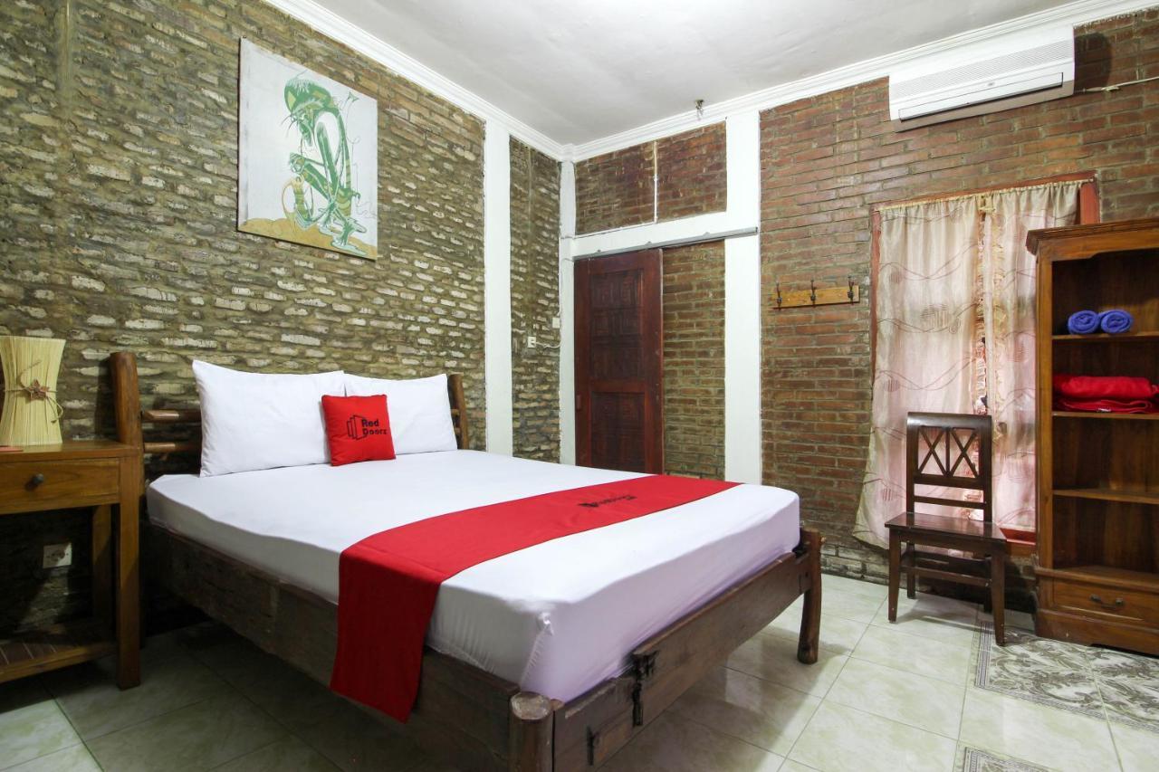 RedDoorz near Rumah Sakit Wirosaban Salakan Bagian luar foto